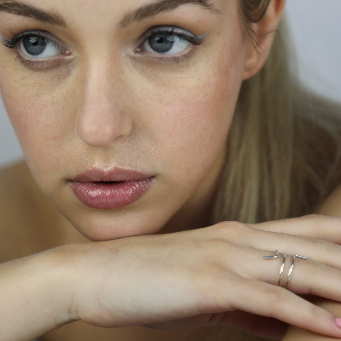 Model wearing Emmy Ring Silver, Aura by Gabby Collection - Gabby C Thomas - Iza by Silvia D'Avila, New York